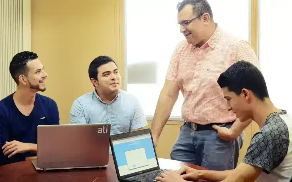 Profesor impartiendo lecciones.