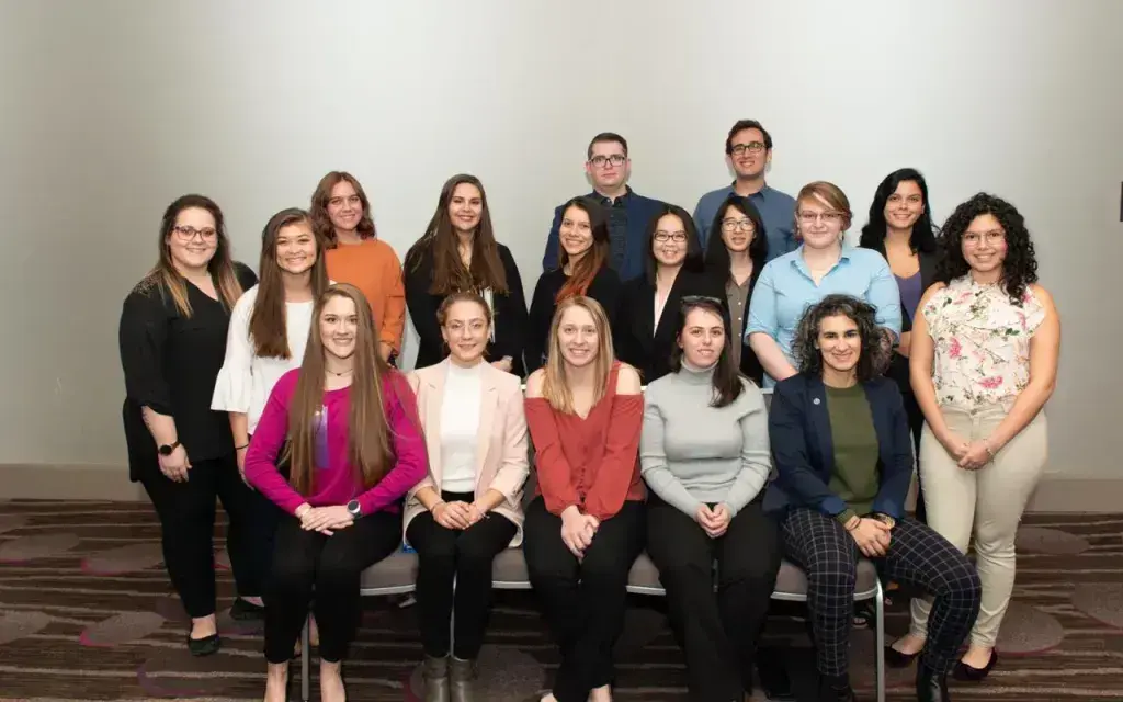 Grupo de participanetes beneficiados por los ACS junto a la coordinadora del evento. Fotografía de referencia