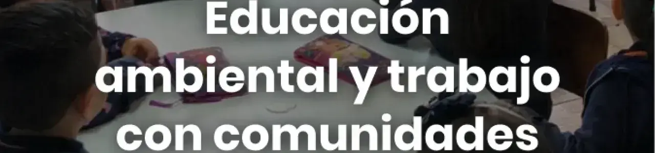 grupo de niños recibiendo una charla