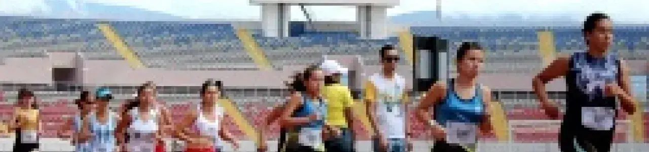 grupo de atletistas corriendo en una competencia