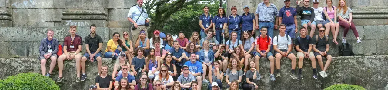 jóvenes posando frente a las ruinas de Cartago