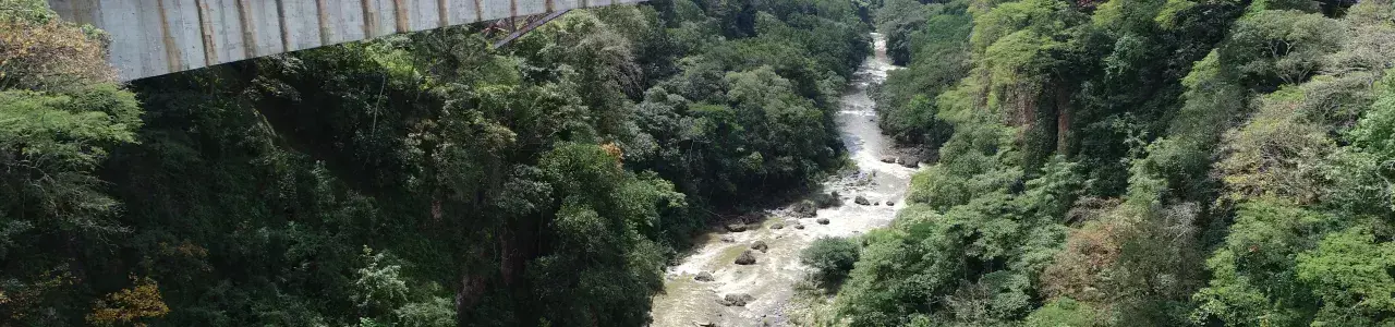 puente con paisaje de río y montañas