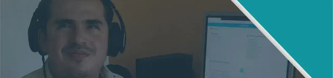 Un joven no vidente con audífonos 