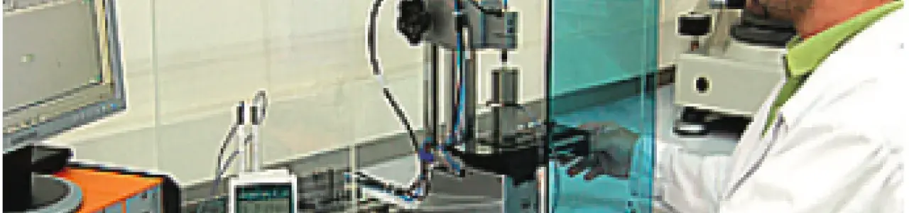 investigador en un laboratorio usando equipo tecnológico