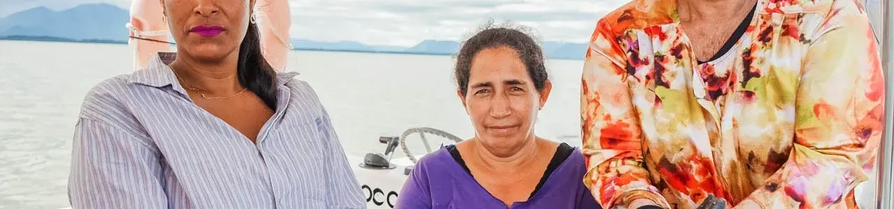 mujeres sostiendos ostras