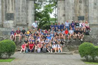 jóvenes posando frente a las ruinas de Cartago