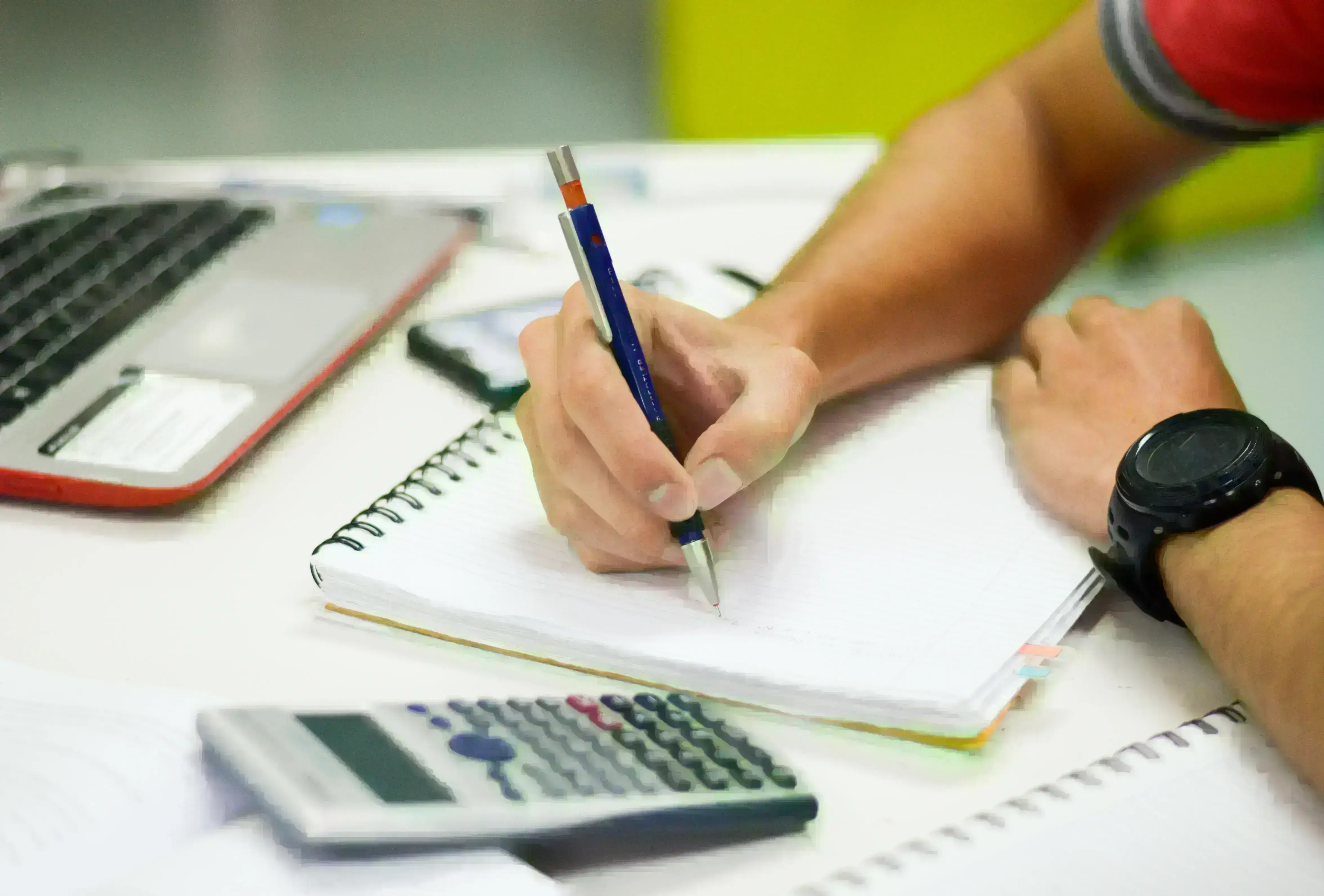 mano de estudiante sobre cuaderno