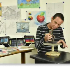 Profesor de artes visuales y asistente administrativo cultural. 