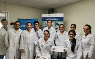 Estudiantes del del curso Análisis de fallas en Materiales de Dispositivos Médicos.