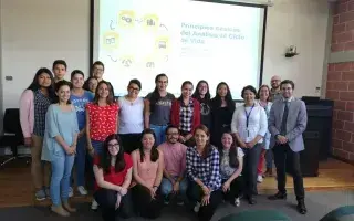 Participantes en charla sobre Análisis de Ciclo de Vida